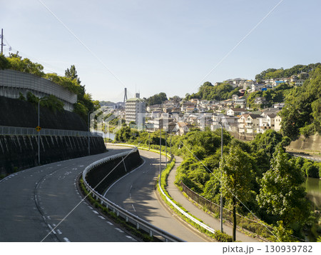 猪名川の渓谷を通るバイパス道路と住宅密集地の風景 猪名川の渓谷を通るバイパス道路と住宅密集地の風景 130939782