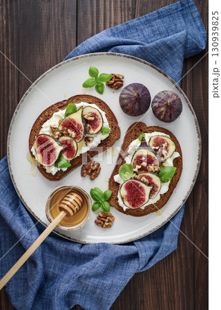 Sandwiches with figs, cream cheese, basil and honey 130939825