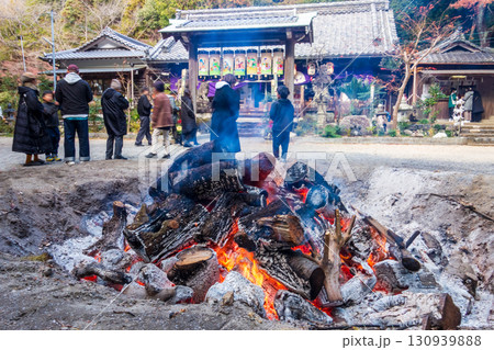 【正月・初詣風景】神社の焚き火・お焚き上げ 【正月・初詣風景】神社の焚き火・お焚き上げ 130939888