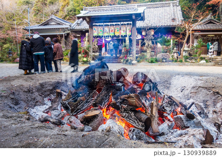 【正月・初詣風景】神社の焚き火・お焚き上げ 130939889
