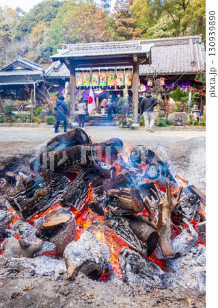 【正月・初詣風景】神社の焚き火・お焚き上げ 【正月・初詣風景】神社の焚き火・お焚き上げ 130939890