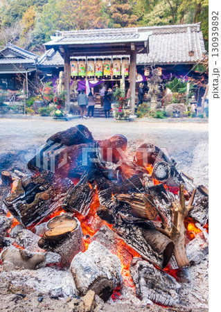 【正月・初詣風景】神社の焚き火・お焚き上げ 【正月・初詣風景】神社の焚き火・お焚き上げ 130939892