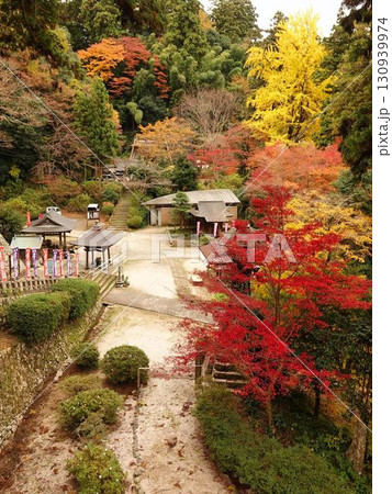 紅葉に包まれる東屋 紅葉に包まれる東屋 130939974