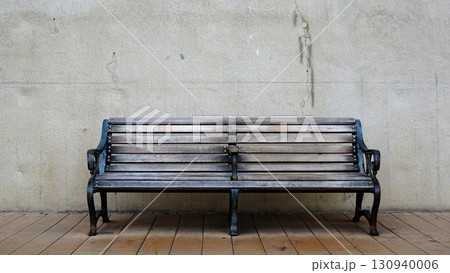 壁沿いに置かれた古いベンチ 壁沿いに置かれた古いベンチ 130940006