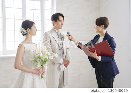 新郎新婦にインタビューする結婚式の司会者 新郎新婦にインタビューする結婚式の司会者 130940030
