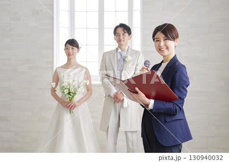 女性 結婚式の司会者 ポートレート カメラ目線 女性 結婚式の司会者 ポートレート カメラ目線 130940032