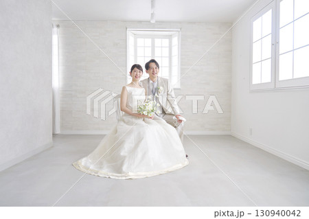 新郎新婦　ポートレート　カメラ目線　全身 130940042