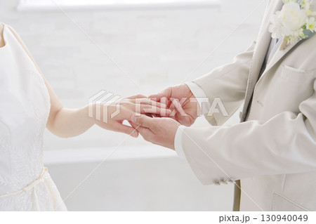新婦の指に指輪をつける手元のクローズアップ 新婦の指に指輪をつける手元のクローズアップ 130940049