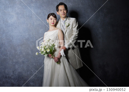新郎新婦　ポートレート　黒背景 130940052