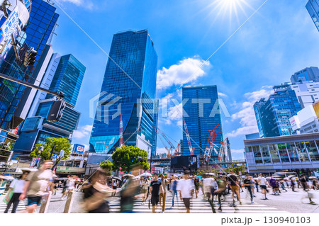 日本の東京都市景観9月17日。インバウンド続く…外国人観光客らで賑わう渋谷スクランブル交差点 130940103