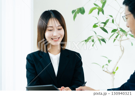 営業をするビジネスウーマン 130940321