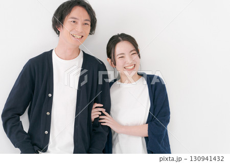 並んで立つ男女カップル 130941432