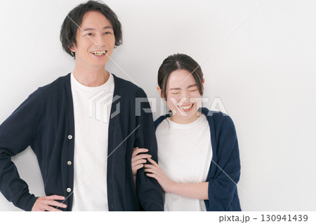 並んで立つ男女カップル 130941439