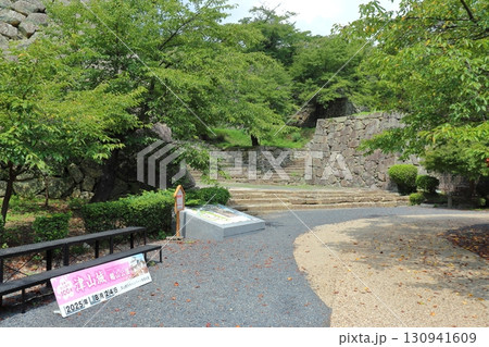 津山城 登城中のひととき(石垣と写真撮影台) 津山城 登城中のひととき(石垣と写真撮影台) 130941609