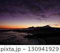 夜明け前の静かな海 130941929