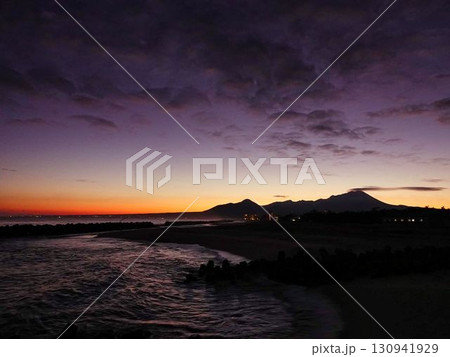 夜明け前の静かな海 130941929