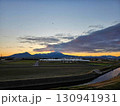 山に沈む夕日 130941931