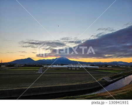 山に沈む夕日 130941931