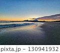 夕暮れ時の静かな海 130941932