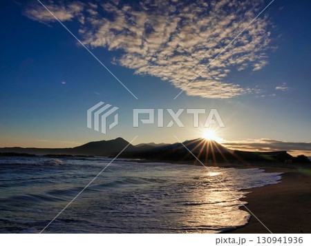 海に沈む夕日 130941936