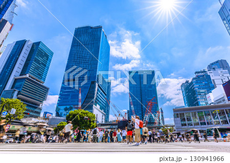 日本の東京都市景観9月17日。インバウンド続く…外国人観光客らで賑わう渋谷スクランブル交差点 130941966