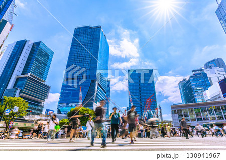 日本の東京都市景観9月17日。インバウンド続く…外国人観光客らで賑わう渋谷スクランブル交差点 130941967