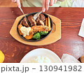 美味しそうなハンバーグランチをいただく 130941982