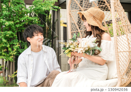 旅行先のリゾートホテルのプールサイドでプロポーズするカップル,夫婦 旅行先のリゾートホテルのプールサイドでプロポーズするカップル,夫婦 130942036