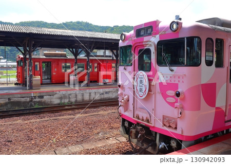 津山線 観光列車 SAKU美SAKU楽と普通列車(津山駅) 津山線 観光列車 SAKU美SAKU楽と普通列車(津山駅) 130942093