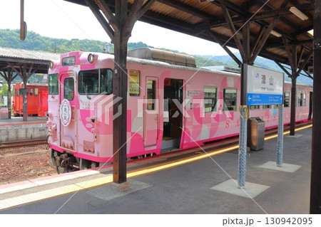 津山線 観光列車 SAKU美SAKU楽と普通列車（津山駅） 130942095