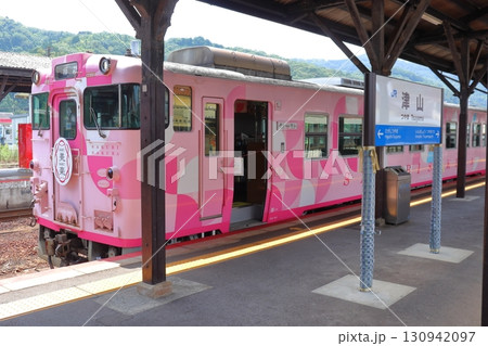 津山線 観光列車 SAKU美SAKU楽と駅名標（津山駅） 130942097