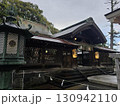 雪降る神社 130942110