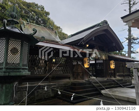 雪降る神社 130942110