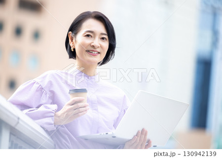 ビジネス　ミドル女性のポートレート 130942139
