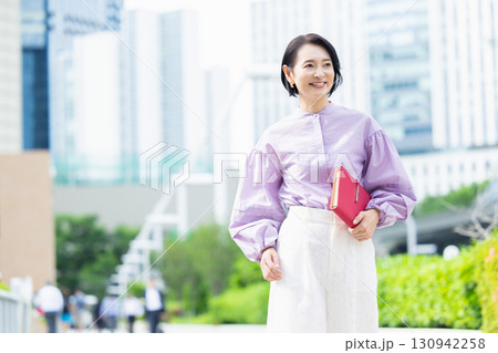 ビジネス　ミドル女性のポートレート 130942258