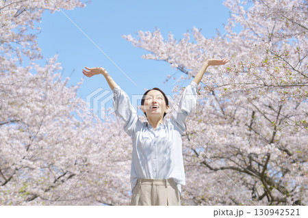 桜の前で深呼吸する女性 桜の前で深呼吸する女性 130942521