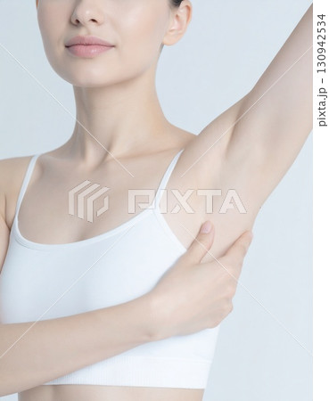 女性の脇 130942534