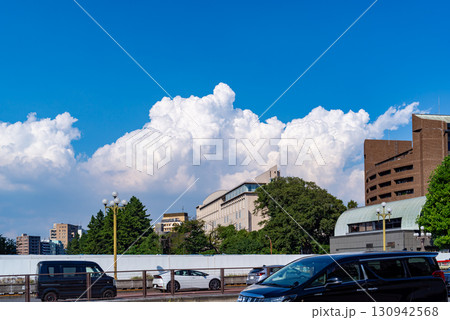 東京都市風景 四谷駅付近の交通と積乱雲 2025.09 130942568