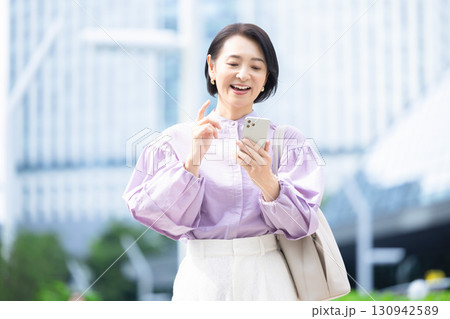 ビジネス　ミドル女性のポートレート 130942589