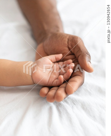 赤ちゃんの小さな手 130942654
