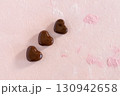パン粘土で作ったミニチュアクッキー ハートチョコ  背景ピンク 130942658