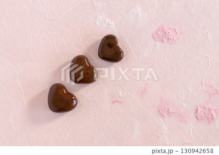 パン粘土で作ったミニチュアクッキー ハートチョコ 背景ピンク パン粘土で作ったミニチュアクッキー ハートチョコ 背景ピンク 130942658