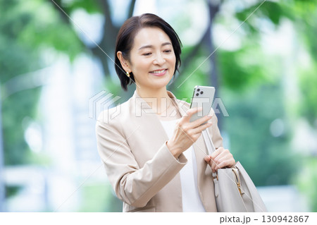 ビジネス ミドル女性のポートレート ビジネス ミドル女性のポートレート 130942867