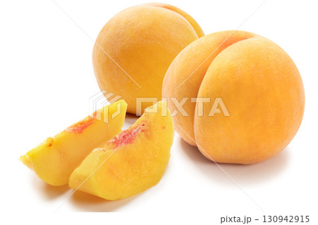 日本の黄色いモモ、黄桃 130942915
