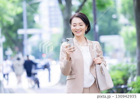 ビジネス スマホ ミドル女性のポートレート ビジネス スマホ ミドル女性のポートレート 130942935