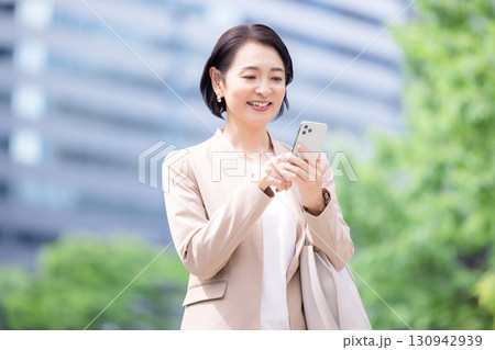 ビジネス　スマホ　ミドル女性のポートレート 130942939