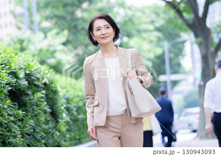 ビジネス ミドル女性のポートレート ビジネス ミドル女性のポートレート 130943093