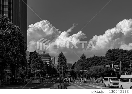 東京都市風景 四谷駅周辺の交差点と積乱雲 2025.09 a-6 モノクロ 東京都市風景 四谷駅周辺の交差点と積乱雲 2025.09 a-6 モノクロ 130943158