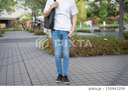 都会を歩く男性 都会を歩く男性 130943209