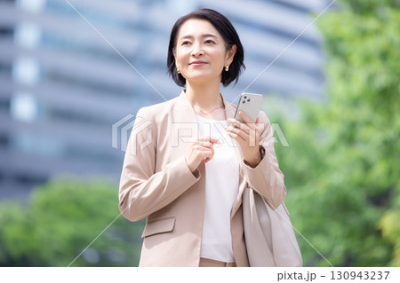 ビジネス　ミドル女性のポートレート 130943237